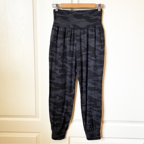 Athleta Salutation Camo Jogger Small - Picture 4 of 11